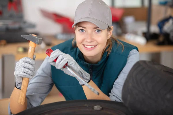 修理汽车零件的女技师 — 图库照片