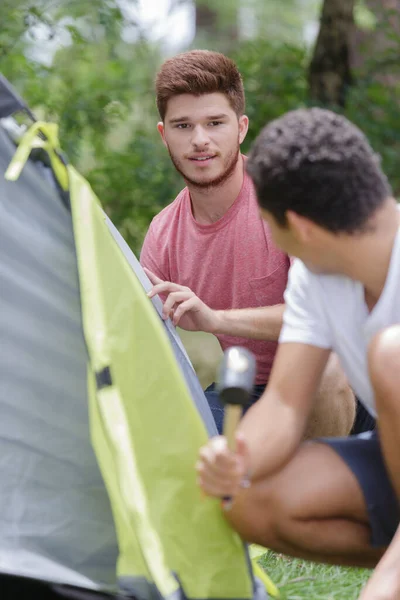 Dois Jovens Montando Tenda — Fotografia de Stock