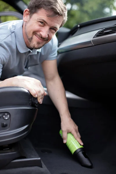 Happy Man Hoovering Cleaning Car — Stock Photo, Image