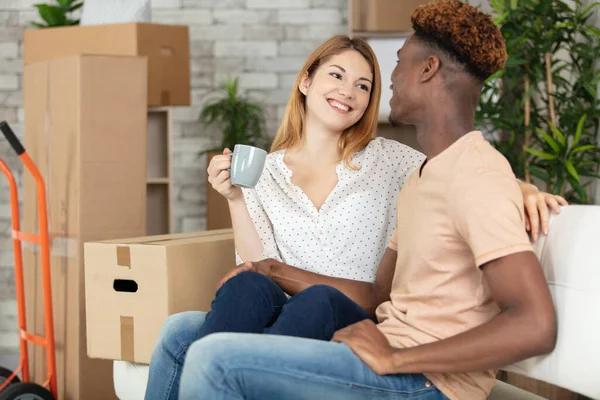 Joyeux Couple Emménageant Dans Une Nouvelle Maison — Photo