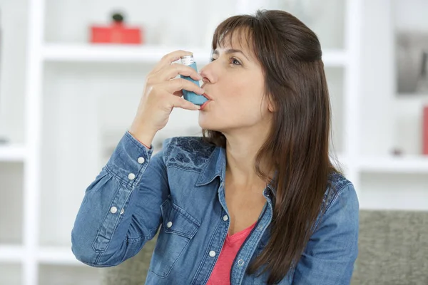 Žena Používající Inhalátor Zvládnutí Astmatu — Stock fotografie