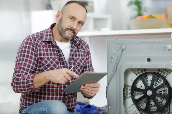 Man Using Tablet Fix Washing Machine — Stock Photo, Image