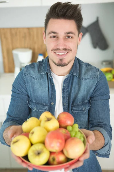 Homme Montre Une Plaque Pommes Caméra — Photo