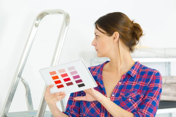 Kobieta Wybierając Kolor Farby Wnętrza Domu Swatch — Zdjęcie stockowe