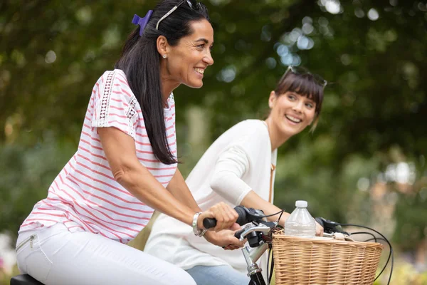 Zwei Schöne Frauen Die Auf Dem Fahrrad Einkaufen — Stockfoto