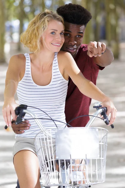 Lyckligt Ungt Par Med Cykel — Stockfoto