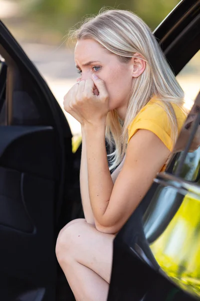 Mujeres Sentadas Dentro Del Coche Sienten Aburridas Con Conducción —  Fotos de Stock
