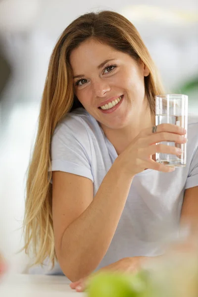 Όμορφη Νεαρή Γυναίκα Χαμογελά Κρατώντας Ένα Ποτήρι Νερό — Φωτογραφία Αρχείου