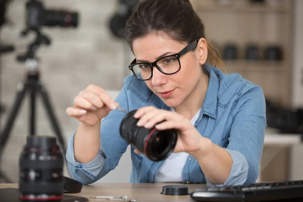 Woman Technician Cleaning Dslr Camera Lense — Stock Photo, Image