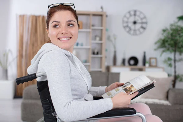 Uśmiechnięta Młoda Kobieta Wózku Inwalidzkim Patrząca Kamerę — Zdjęcie stockowe