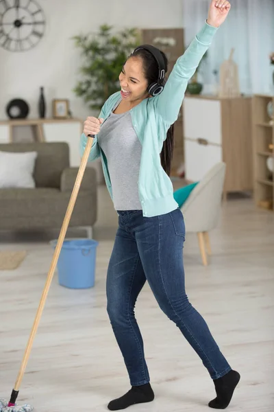Mulher Feliz Divertindo Enquanto Limpa — Fotografia de Stock