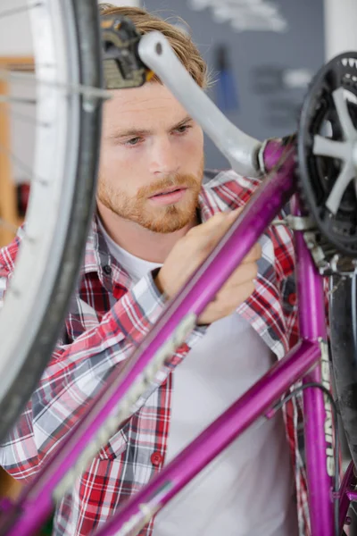 Man Inspekterar Cykeln — Stockfoto