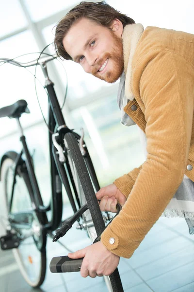 Close Του Ανθρώπου Στερέωση Κλείδωμα Ποδήλατο Στο Πάρκινγκ Του Δρόμου — Φωτογραφία Αρχείου