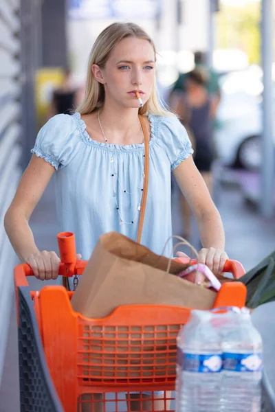 Junge Frau Mit Vollem Einkaufswagen — Stockfoto