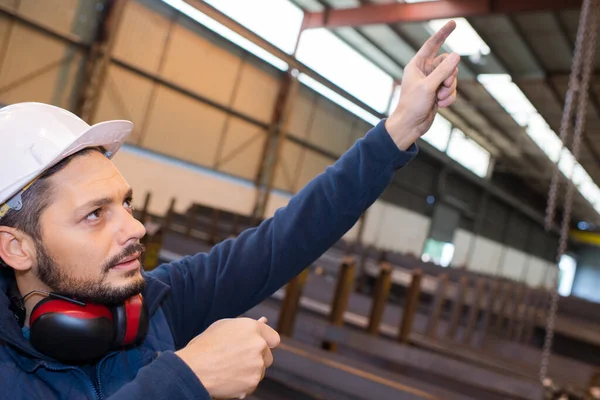 Young Worker Pointing Factory — Stock Photo, Image