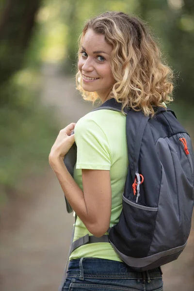 Szczęśliwa Młoda Kobieta Wędrująca Plecakiem — Zdjęcie stockowe
