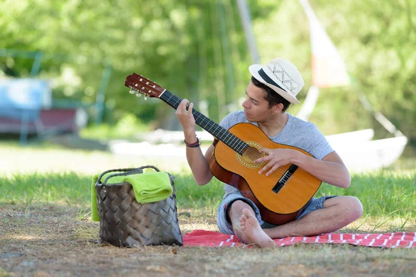 Parktaki Gülümseyen Müzisyen — Stok fotoğraf