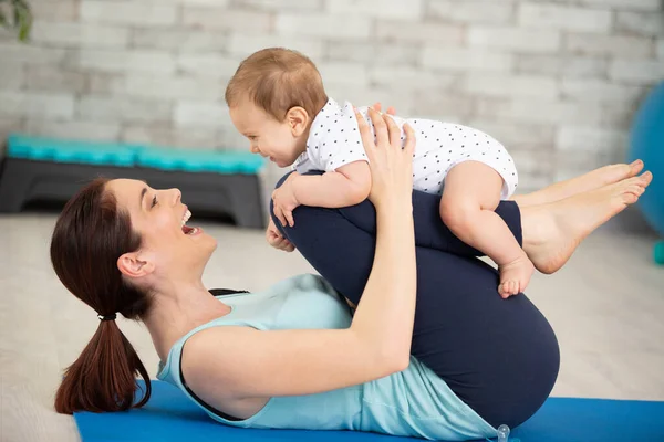 Madre Hace Ejercicios Posnatales Con Bebé —  Fotos de Stock