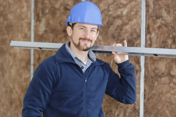 Glad Byggare Som Håller Stålarmeringsstång — Stockfoto