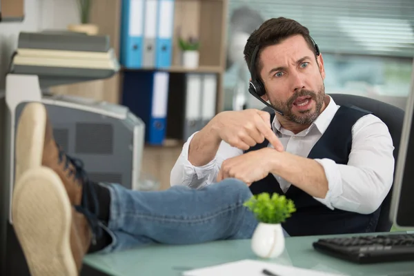 Ofisteki Kızgın Adam Telefona Cevap Veriyor — Stok fotoğraf