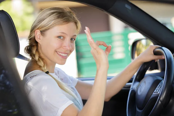 Beautiful Young Woman Showing Sign Her Car — Stock Photo, Image