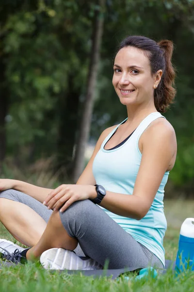 Sport Kvinna Gör Stretching Fitness Motion Grönt Gräs — Stockfoto