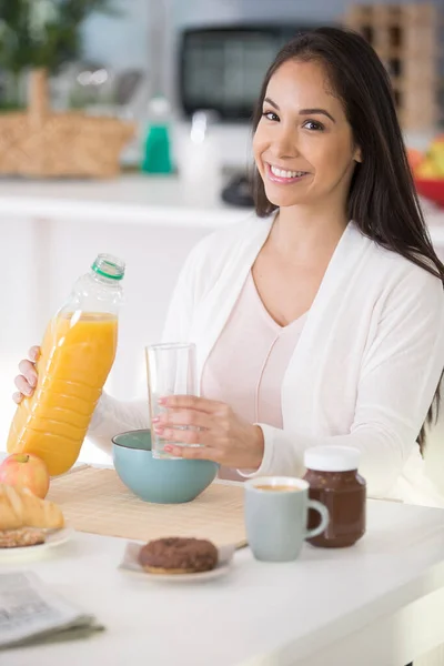 Hübsche Frau Trinkt Orangensaft Morgen — Stockfoto