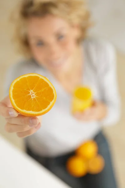 Half Orange Held Woman Blurred Background — Stock Photo, Image