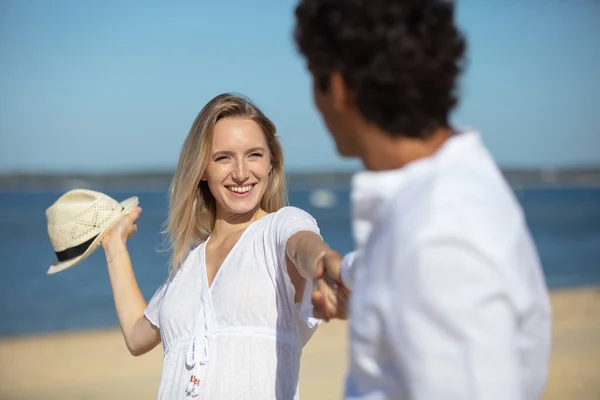 Couple Heureux Dansant Avec Les Mains Tenues Ensemble Sur Plage — Photo