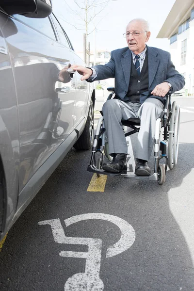 Starší Handicapovaný Muž Otevírá Dveře Auta — Stock fotografie
