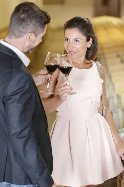 Pessoas Elegantes Degustando Vinho Adega — Fotografia de Stock