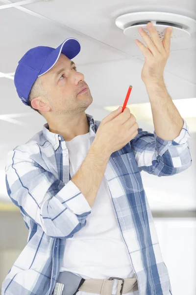 Mężczyzna Technik Instalowanie Wentylatora Sufitowego — Zdjęcie stockowe