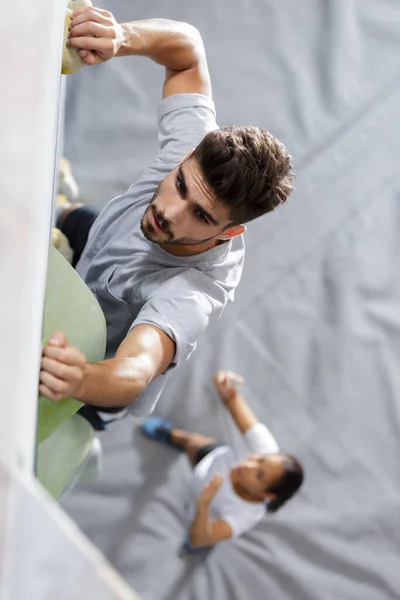 Vue Homme Haut Sur Mur Escalade Intérieur — Photo