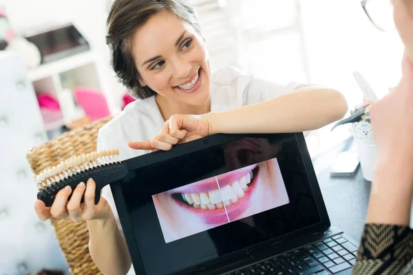 歯サンプルの横に笑顔の女性 — ストック写真