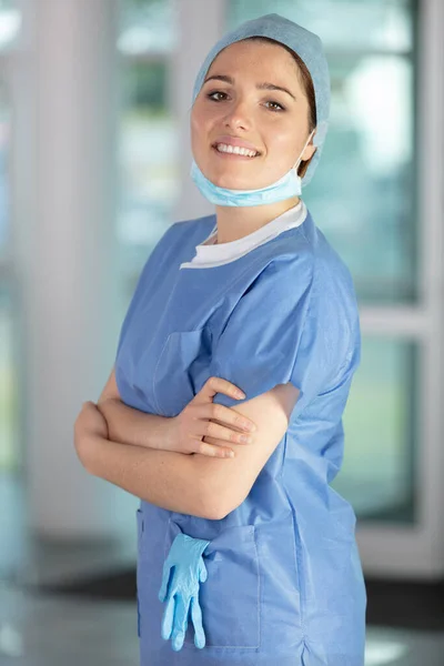 Χαμόγελο Γυναίκα Νοσοκόμα Χειρουργός Φορώντας Ένα Στείρο Μπλε Κοστούμι — Φωτογραφία Αρχείου