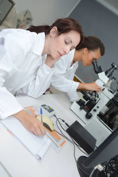 Kobieta Naukowiec Patrząc Mikroskopu — Zdjęcie stockowe