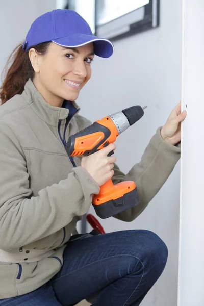 身穿制服的女建筑工人在室内装修 — 图库照片