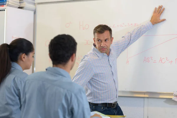 Professor Mostrando Fórmula Quadro Branco Para Classe Universitária — Fotografia de Stock