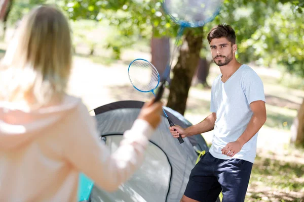 Junges Lächelndes Paar Spielt Badminton Freien — Stockfoto