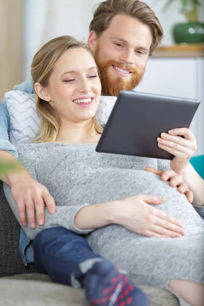 Lyckligt Par Som Håller Tablett — Stockfoto