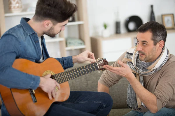 Ung Man Lära Sig Spela Gitarr — Stockfoto