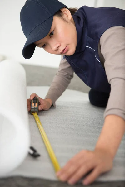 Woman Measuring Piece Wallpaper Rolls — Stock Photo, Image