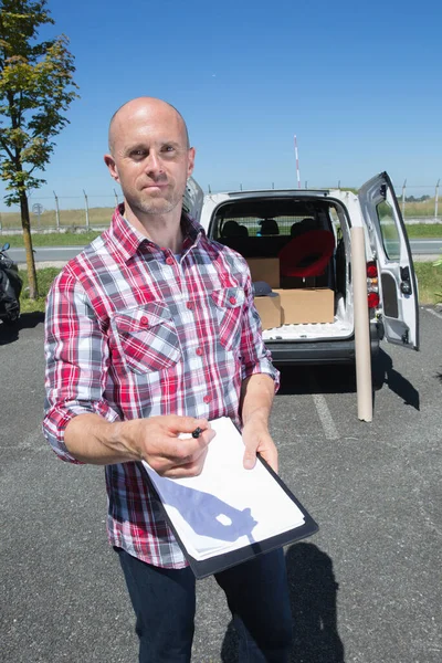 Zusteller Gibt Klemmbrett Zur Unterschrift — Stockfoto