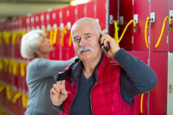 Ηλικιωμένος Άνδρας Στο Τηλέφωνο Στα Αποδυτήρια — Φωτογραφία Αρχείου