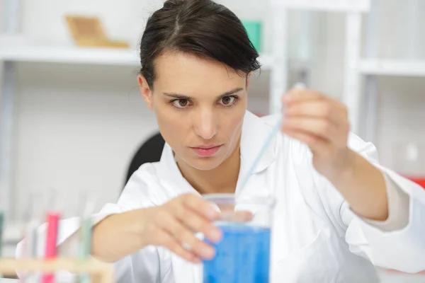 Vrouw Chemicus Het Maken Van Een Mengsel — Stockfoto