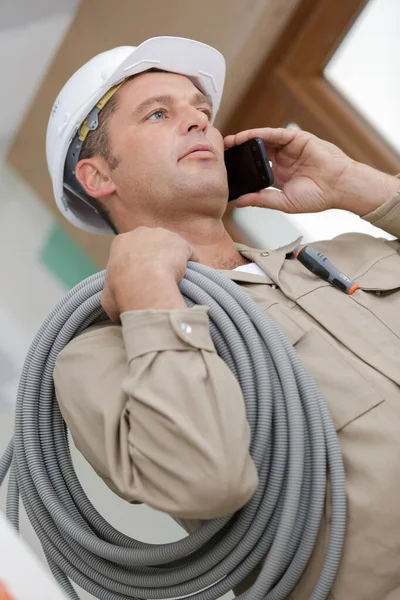 Construction Worker Using Smartphone — Zdjęcie stockowe