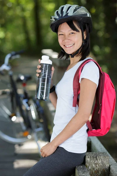 Retrato Uma Mulher Ciclista Feliz — Fotografia de Stock