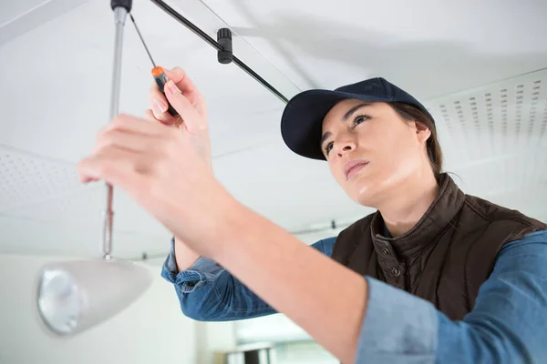 Female Electrician Assembling Lights — Stock Photo, Image