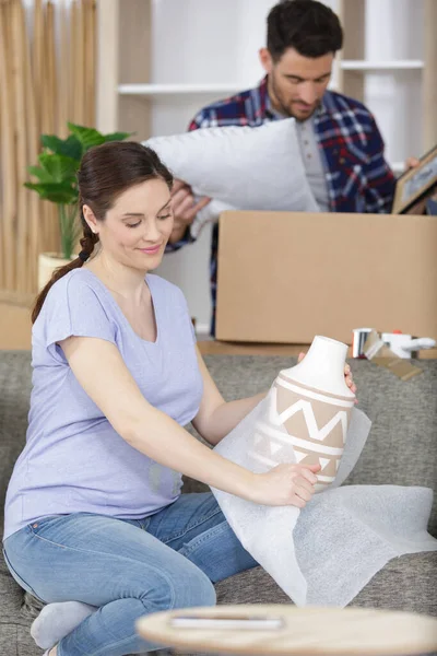 Young Family Pregnant Wife Husband Cardboard Boxes — 스톡 사진