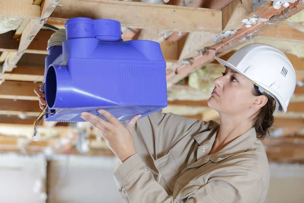 Una Mujer Instalando Caja Ventilación —  Fotos de Stock